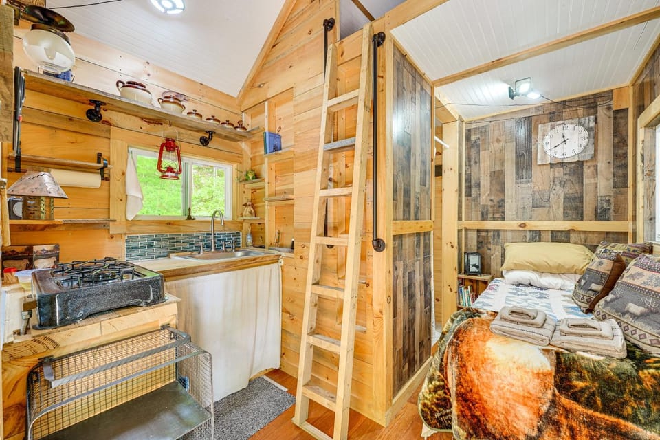 Solar-Powered Brandon Studio Cabin: Hiking Access Cabin in Lake Champlain
