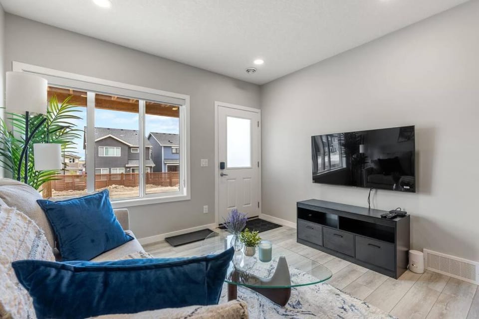 Brand New Luxury Walk-out Suite - Calgary House in Calgary