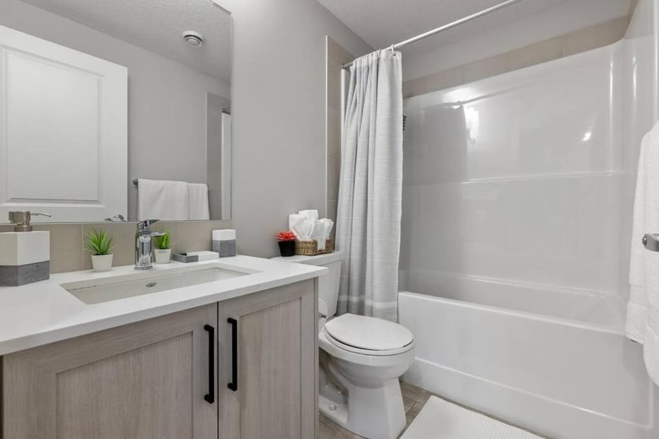 Brand New Luxury Walk-out Suite - Calgary House in Calgary
