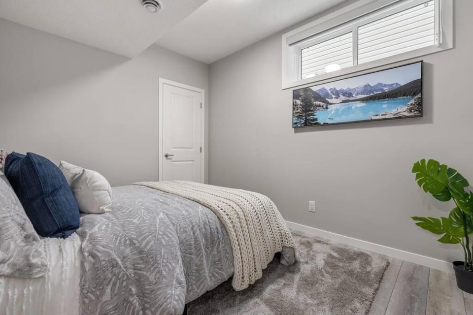 Brand New Luxury Walk-out Suite - Calgary House in Calgary