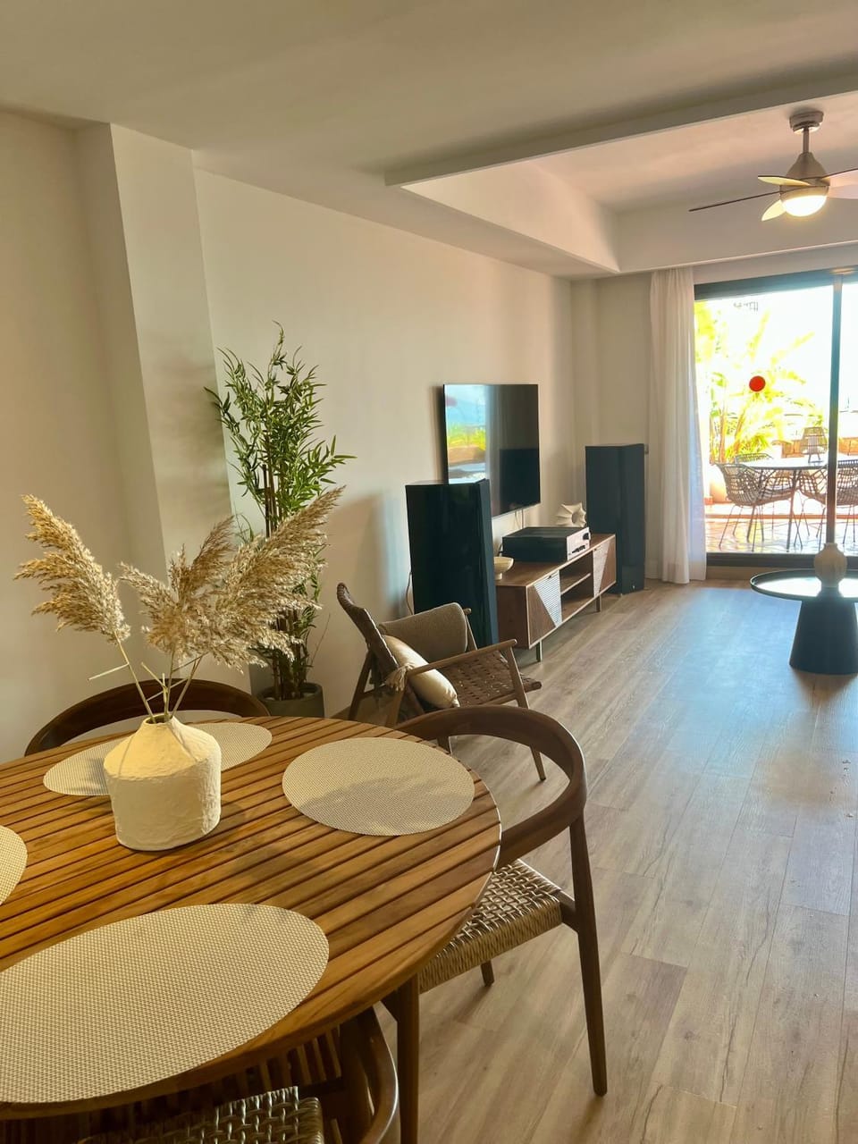 TV and multimedia, Seating area, Dining area