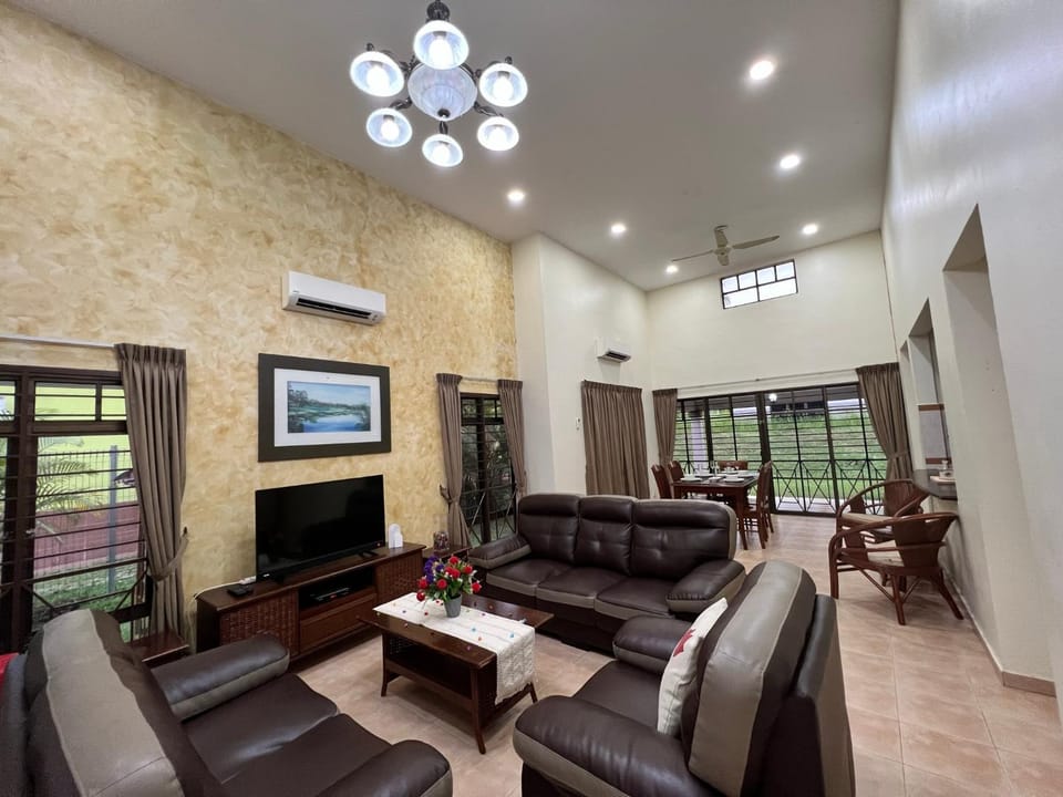 TV and multimedia, Living room, Seating area, air conditioner