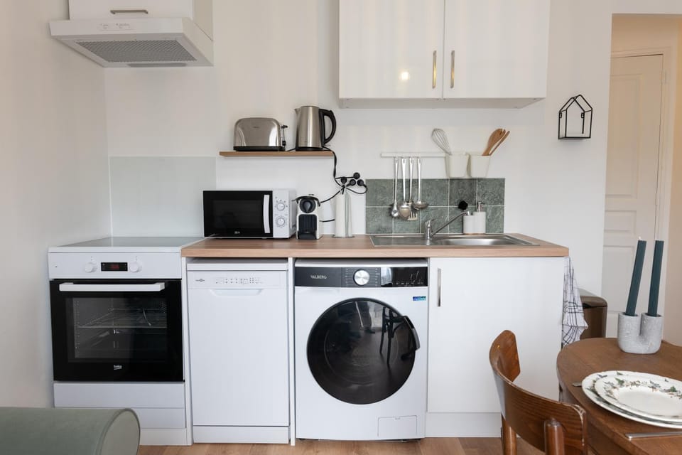 Coffee/tea facilities, Kitchen or kitchenette, Dining area, dishwasher, oven, stove, toaster, washing machine