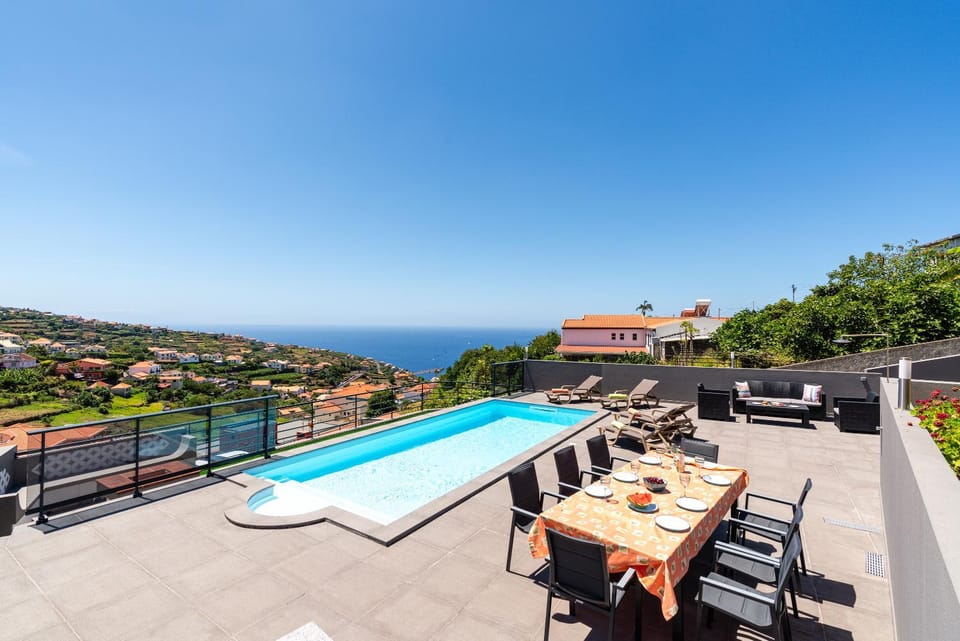Dining area, Pool view, Swimming pool, sunbed