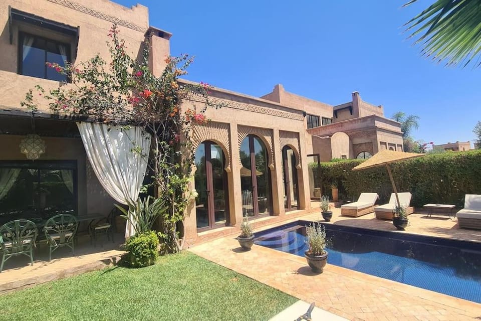 Property building, Swimming pool, sunbed