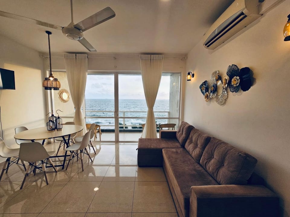 TV and multimedia, Living room, Seating area, Dining area, air conditioner