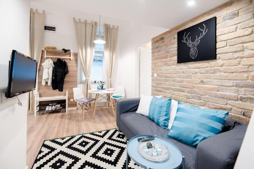 Communal lounge/ TV room, TV and multimedia, Living room, Dining area, Evening entertainment