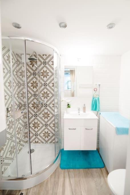 Shower, Toilet, Bathroom, towels