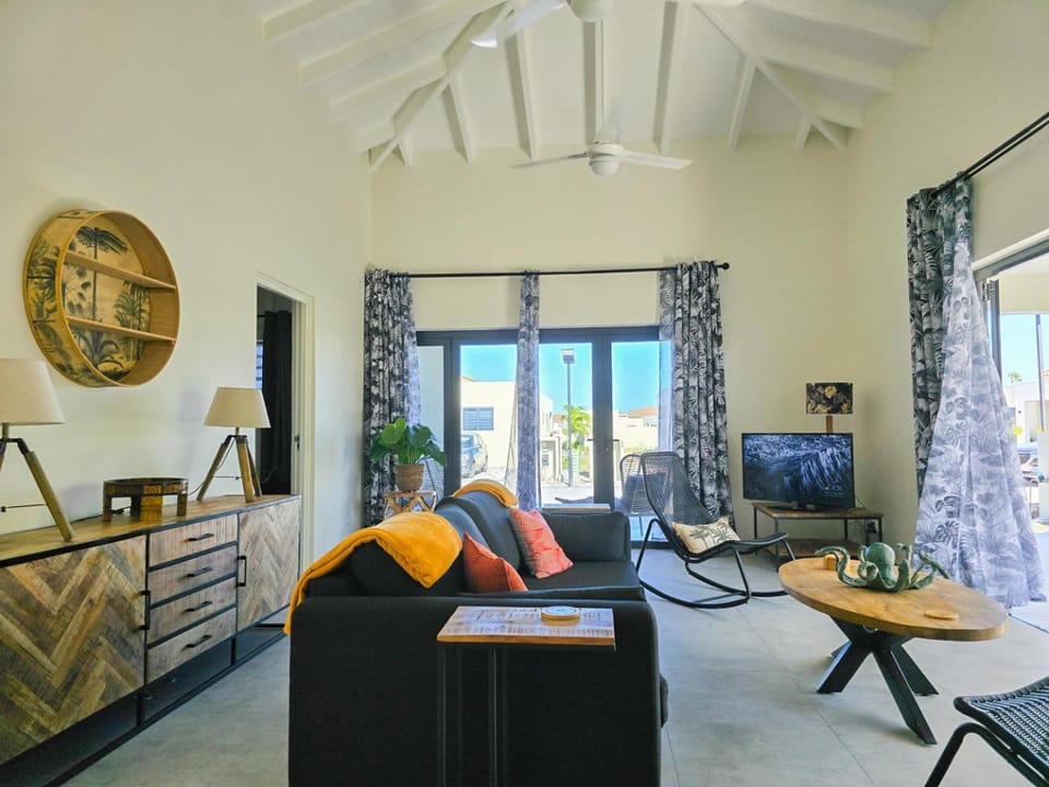 Communal lounge/ TV room, TV and multimedia, Living room, Seating area