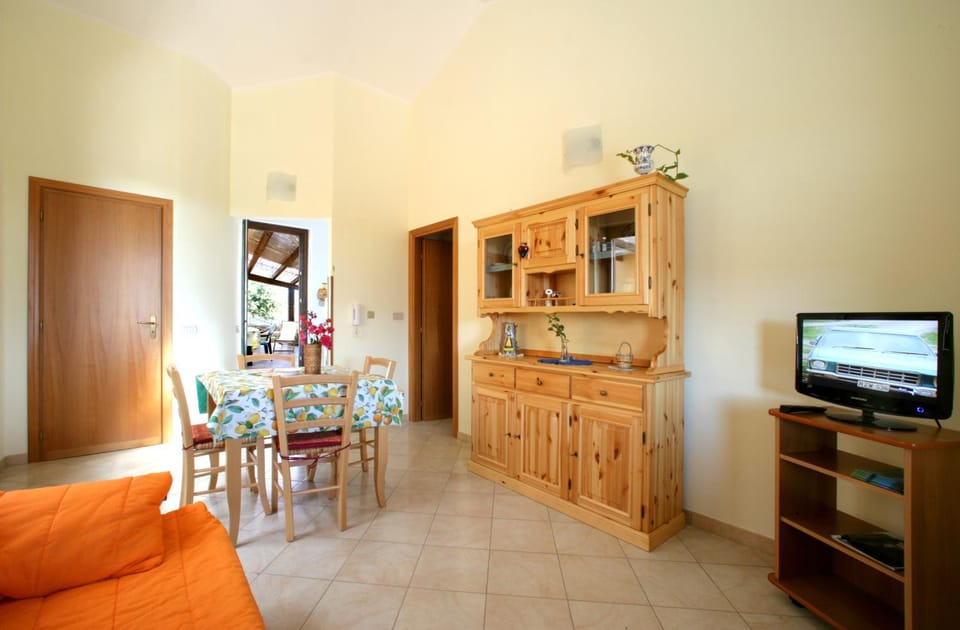 TV and multimedia, Seating area, Dining area