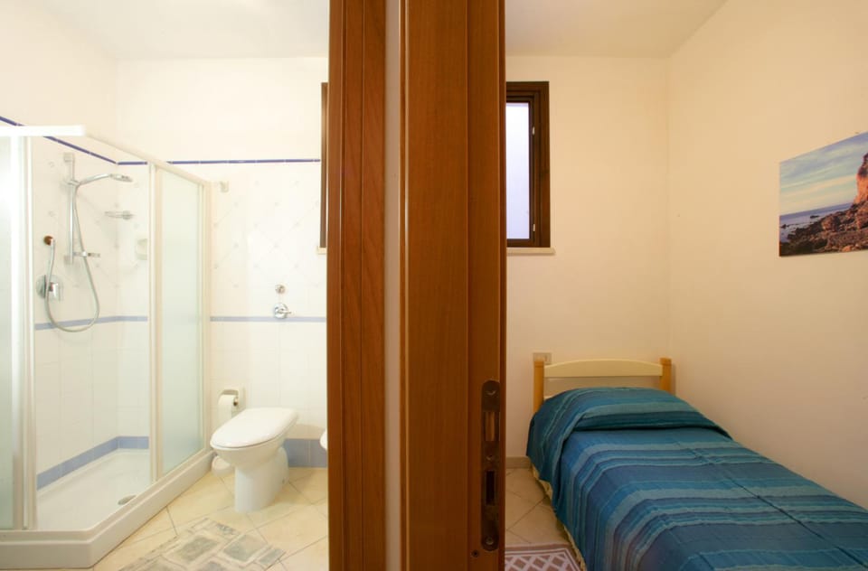 Shower, Toilet