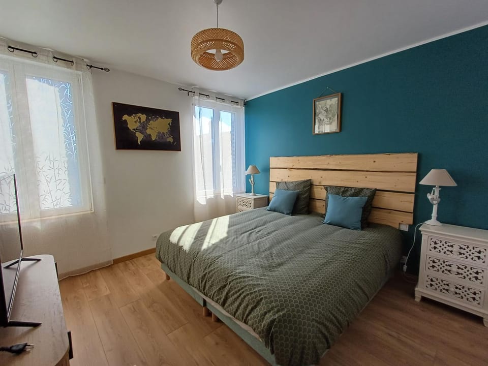 Bed, Bathroom, TV and multimedia, Photo of the whole room, Bedroom