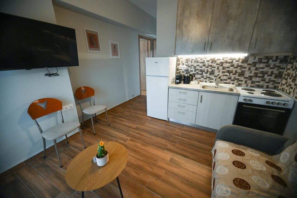 TV and multimedia, Kitchen or kitchenette, Living room, Seating area