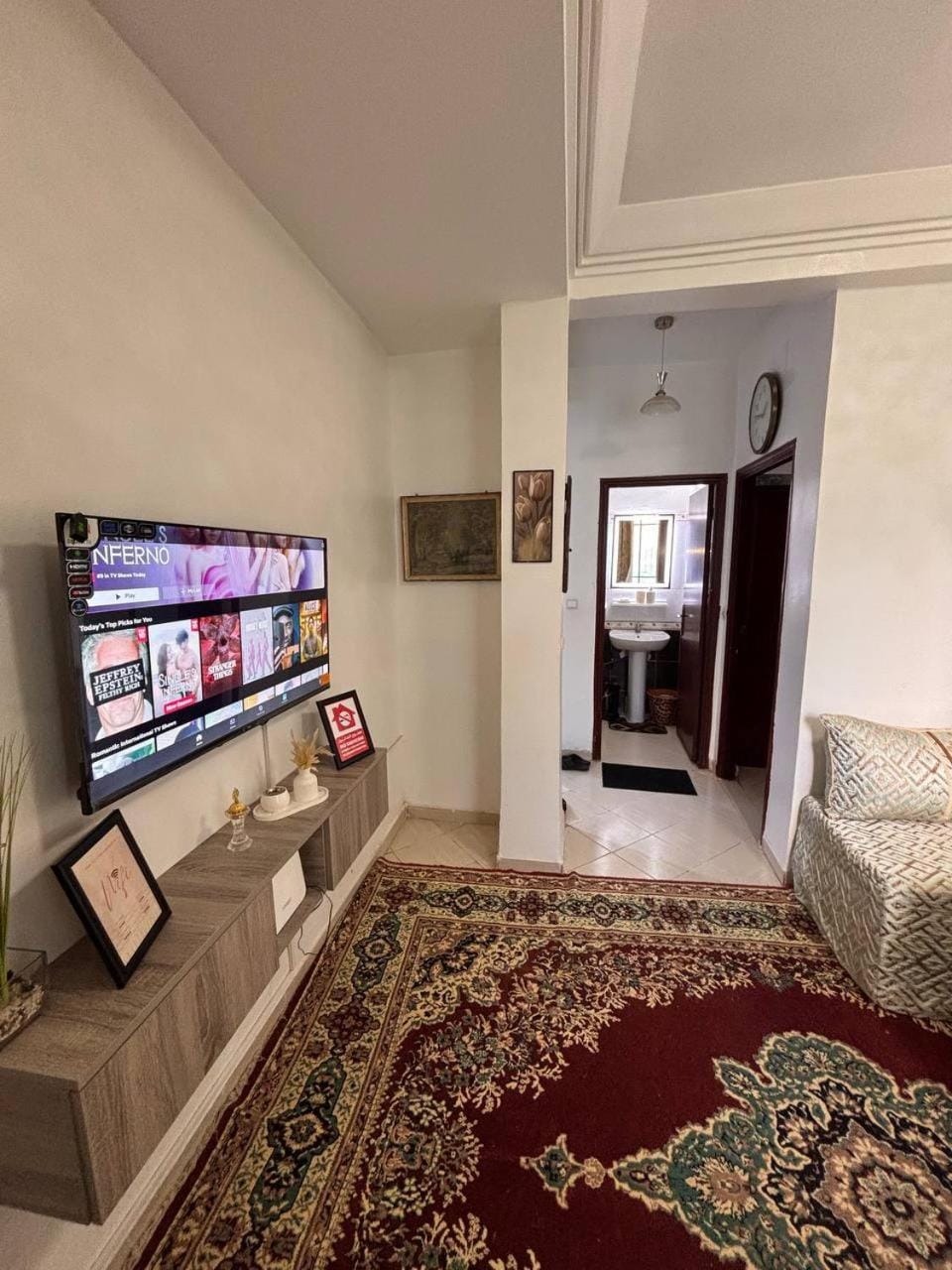 Communal lounge/ TV room, TV and multimedia, Living room, Seating area, Evening entertainment