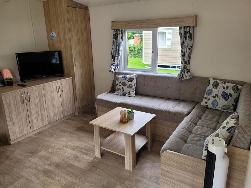 TV and multimedia, Living room, Seating area, Evening entertainment