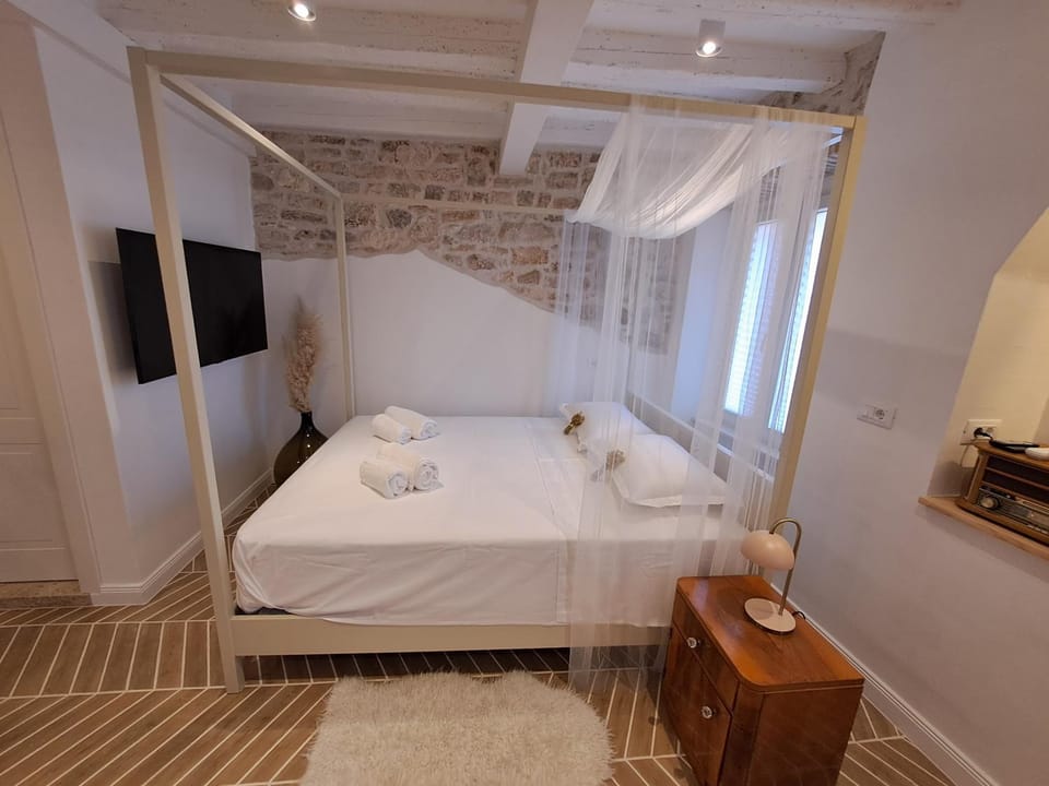 Bed, TV and multimedia, Photo of the whole room, Bedroom, towels