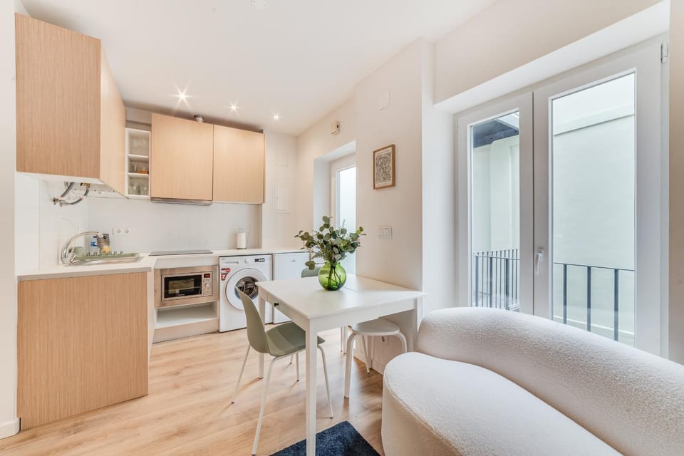 Kitchen or kitchenette, Seating area, Dining area