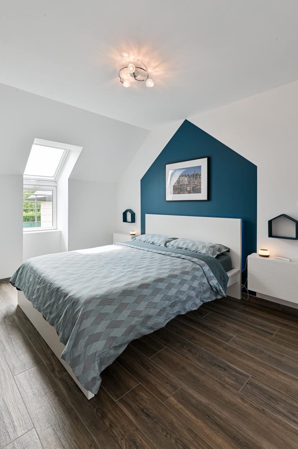 Photo of the whole room, Bedroom