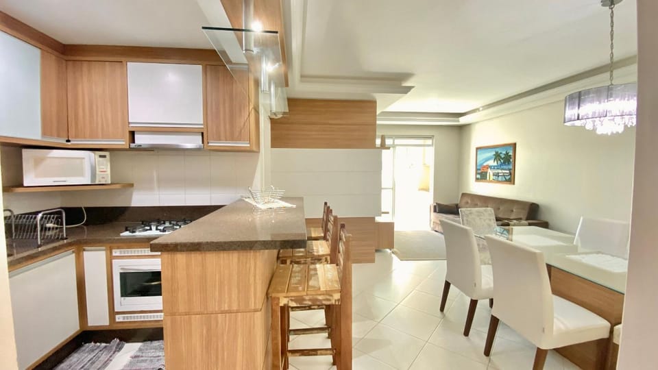 Apê c/3 dorms, piscina e 1 quadra da praia House in Florianopolis