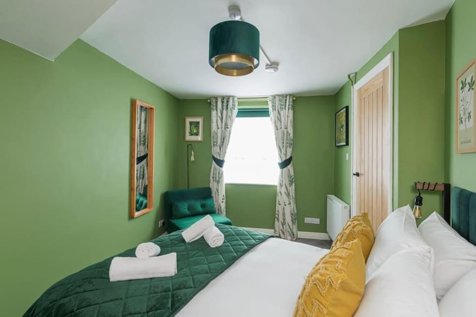 Bed, Bedroom, towels