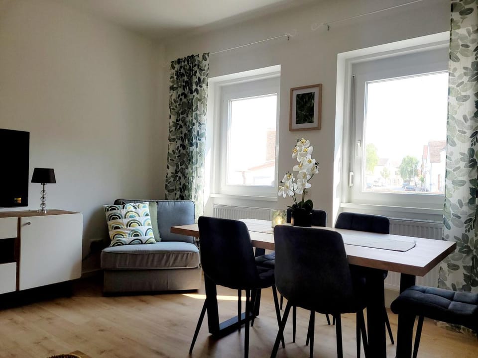 TV and multimedia, Living room, Seating area, Dining area