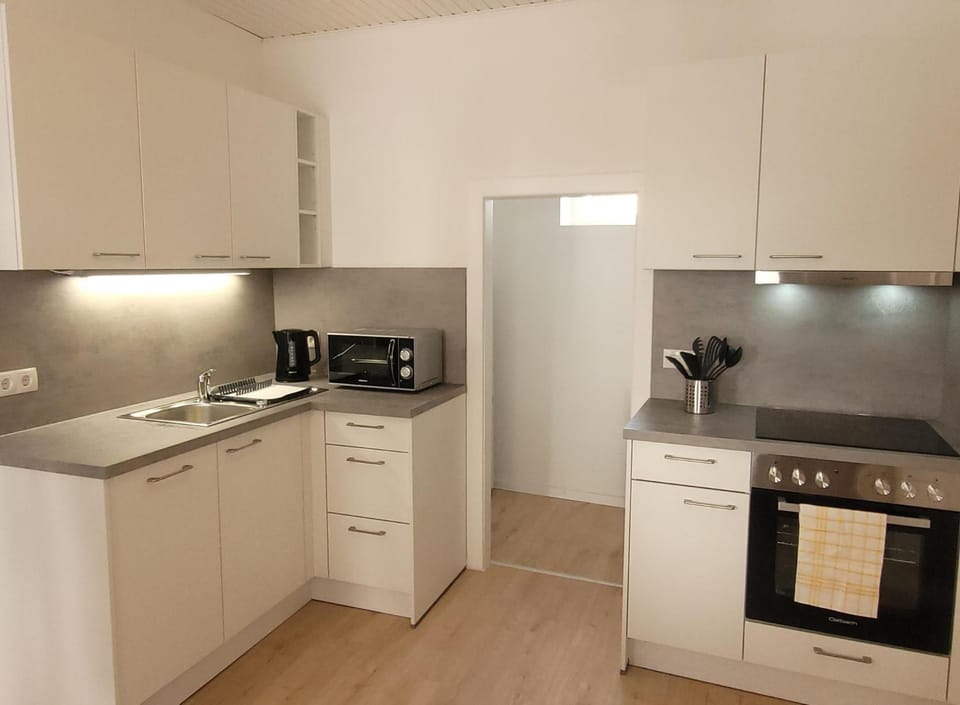 Kitchen or kitchenette, dishwasher, minibar, oven, stove, toaster
