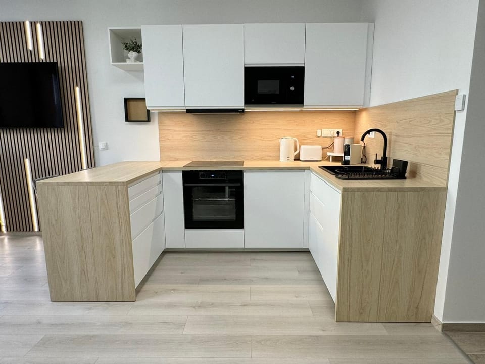 Coffee/tea facilities, Kitchen or kitchenette, oven, stove, toaster