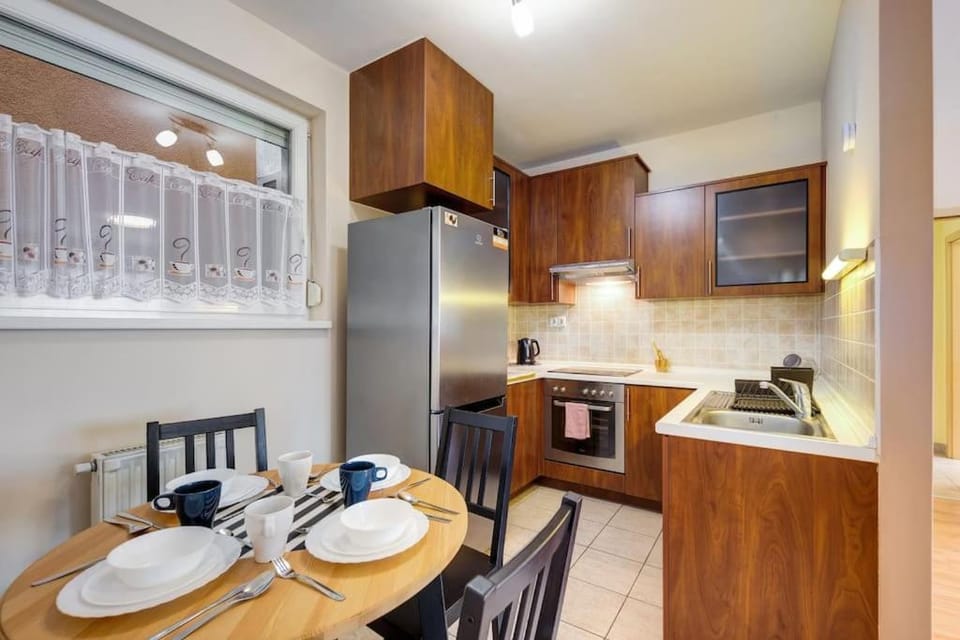 Kitchen or kitchenette, Dining area, oven, stove