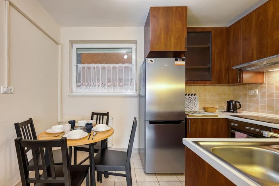 Kitchen or kitchenette, Dining area, oven, stove