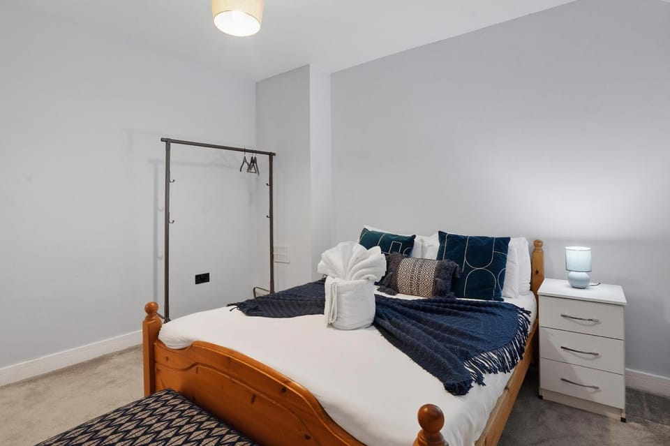 Photo of the whole room, Bedroom, towels