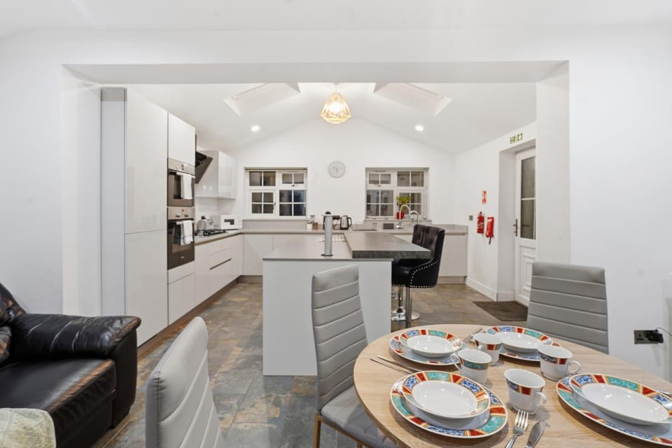 Kitchen or kitchenette, Seating area, Dining area