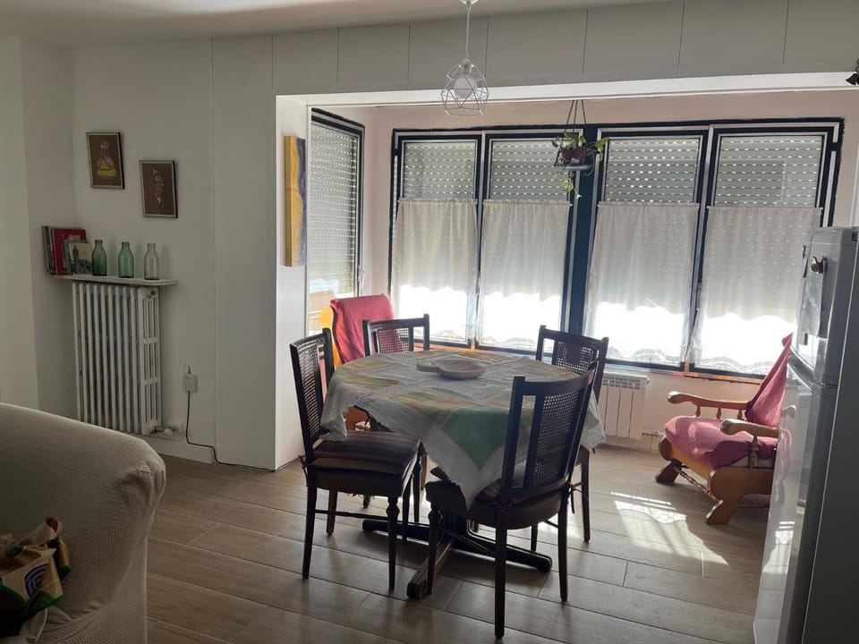 Living room, Seating area, Dining area, internet
