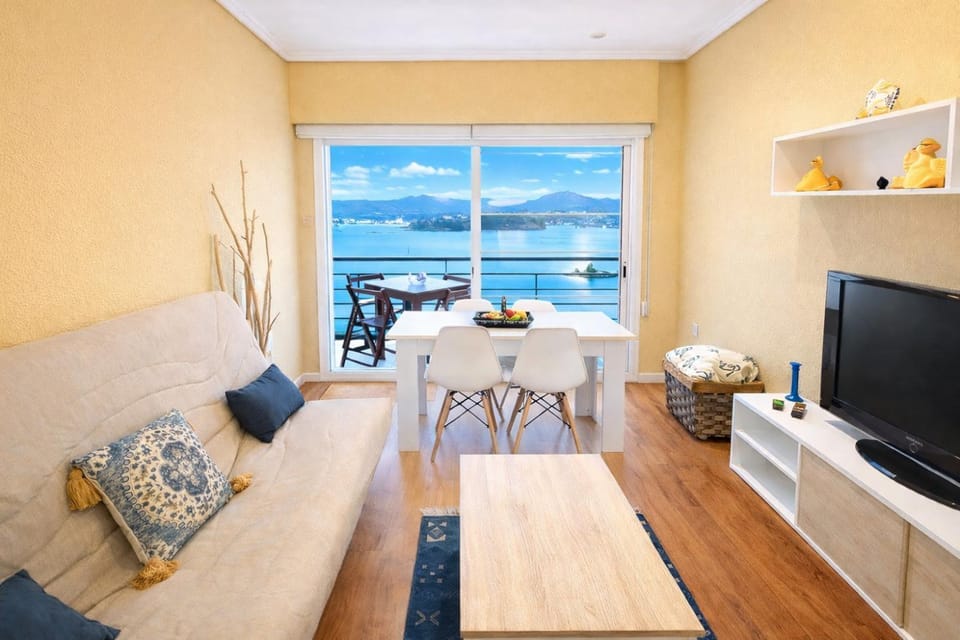 Natural landscape, TV and multimedia, Living room, Seating area, Dining area