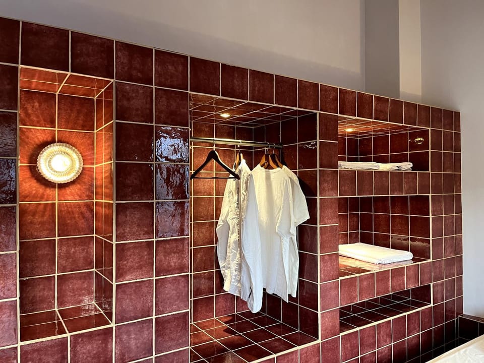 towels, wardrobe