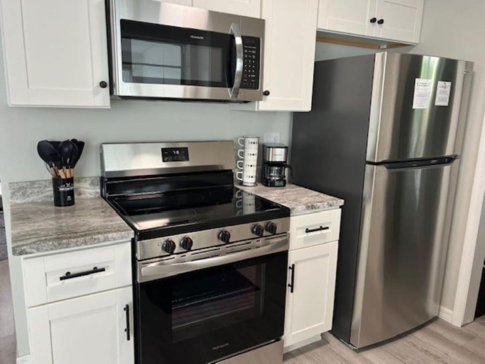 Coffee/tea facilities, Kitchen or kitchenette, microwave, oven, stove