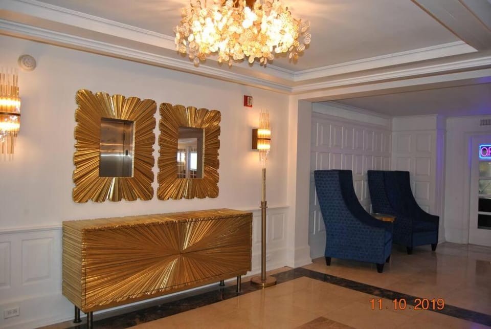 Luxury Beachfront 3 Bedroom Miami Beach Condo, House in Miami Beach