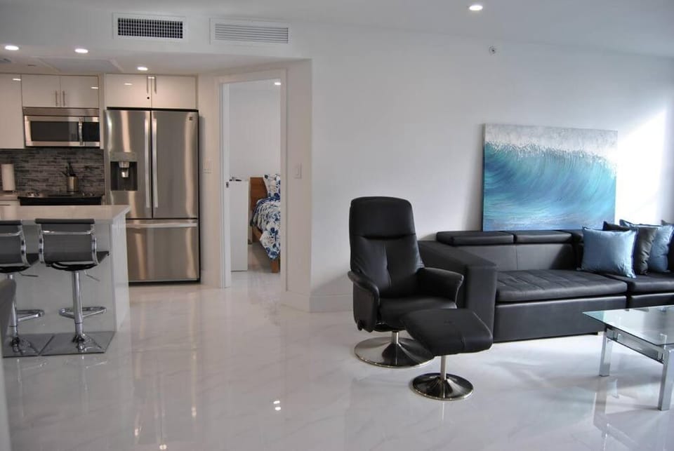 Luxury Beachfront 3 Bedroom Miami Beach Condo, House in Miami Beach