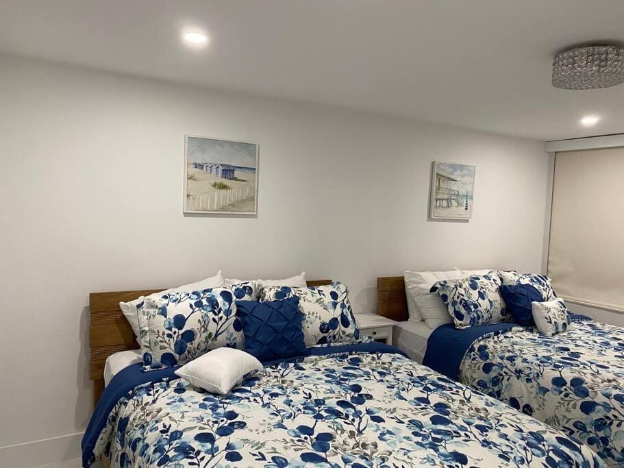 Luxury Beachfront 3 Bedroom Miami Beach Condo, House in Miami Beach