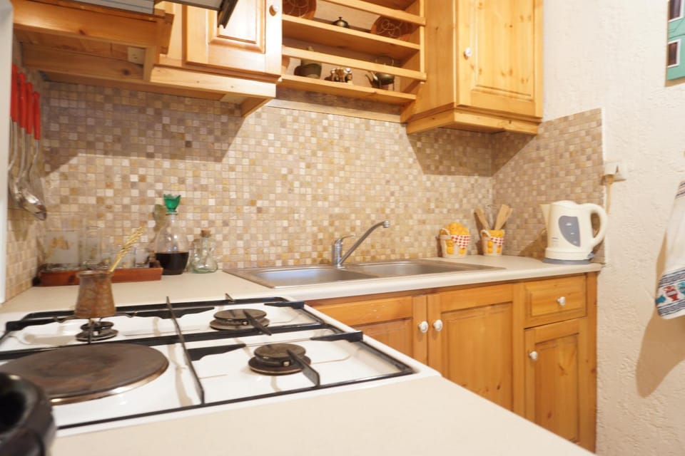 Coffee/tea facilities, Kitchen or kitchenette, stove, toaster