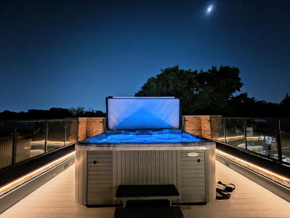Night, Hot Tub
