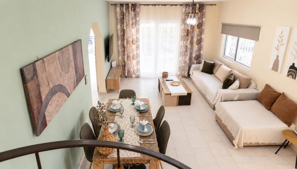 Bed, TV and multimedia, Living room, Seating area, Dining area, Bedroom