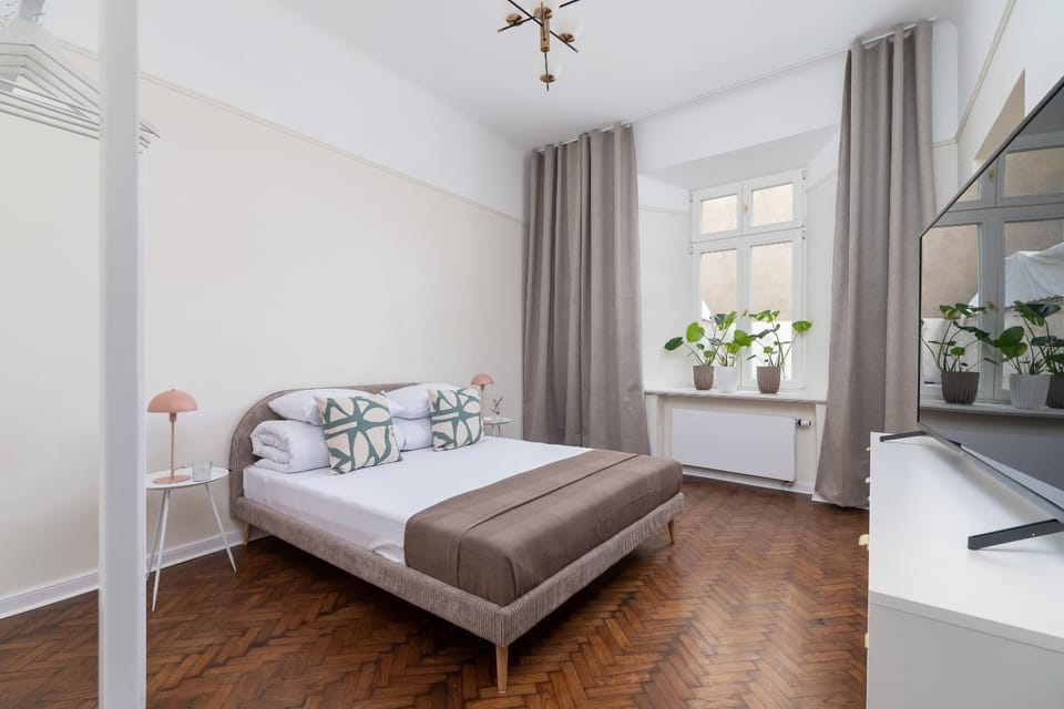 Bed, TV and multimedia, Bedroom