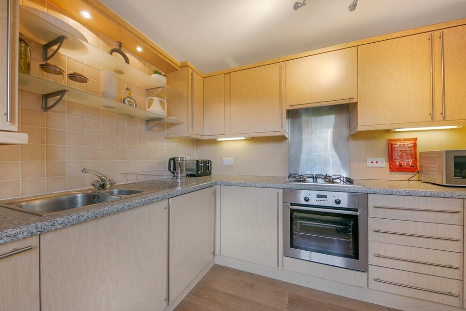 Coffee/tea facilities, Kitchen or kitchenette, microwave, oven, stove, toaster