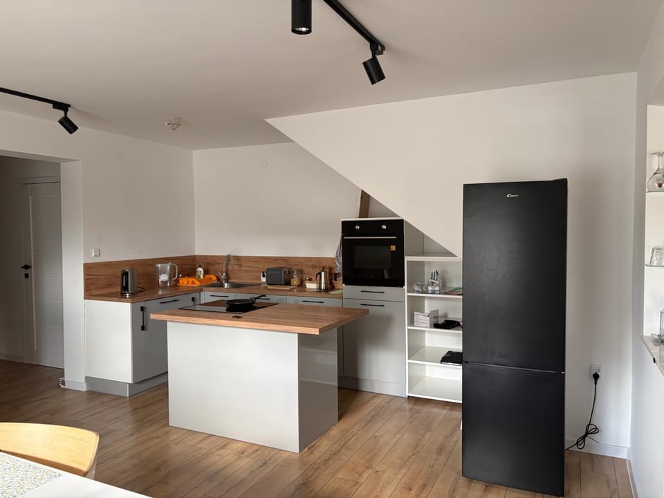 Kitchen or kitchenette, dishwasher, stove