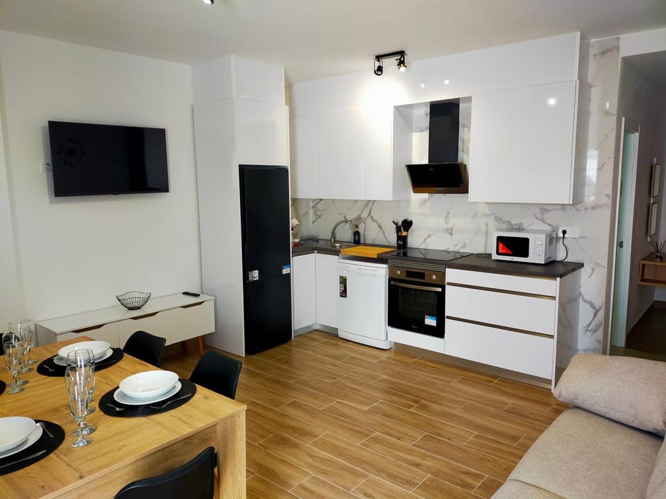 TV and multimedia, Kitchen or kitchenette, Dining area, dishwasher, oven, pet friendly, stove, toaster