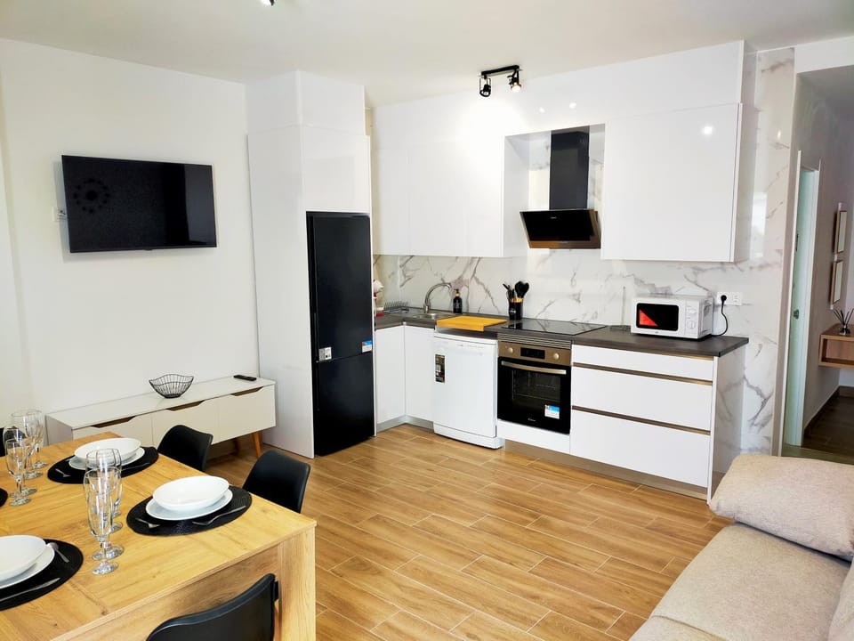 TV and multimedia, Kitchen or kitchenette, Dining area, dishwasher, oven, stove, toaster