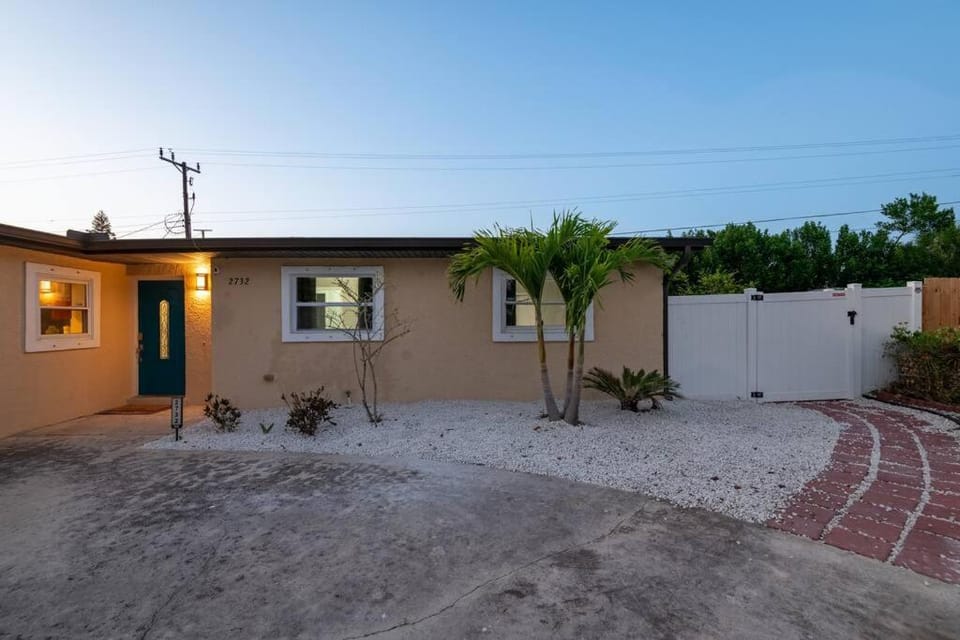 Cruise-Ready Oasis 15min to Beach & Port Canav & Huge Pool House in Florida