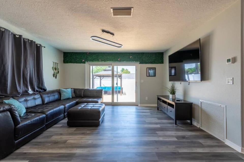 Cruise-Ready Oasis 15min to Beach & Port Canav & Huge Pool House in Florida