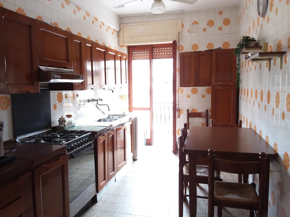 Kitchen or kitchenette, dishwasher, oven