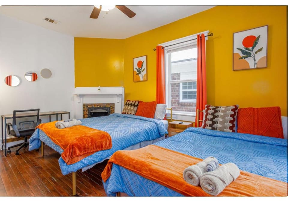 Bed, Photo of the whole room, Seating area, Bedroom, towels